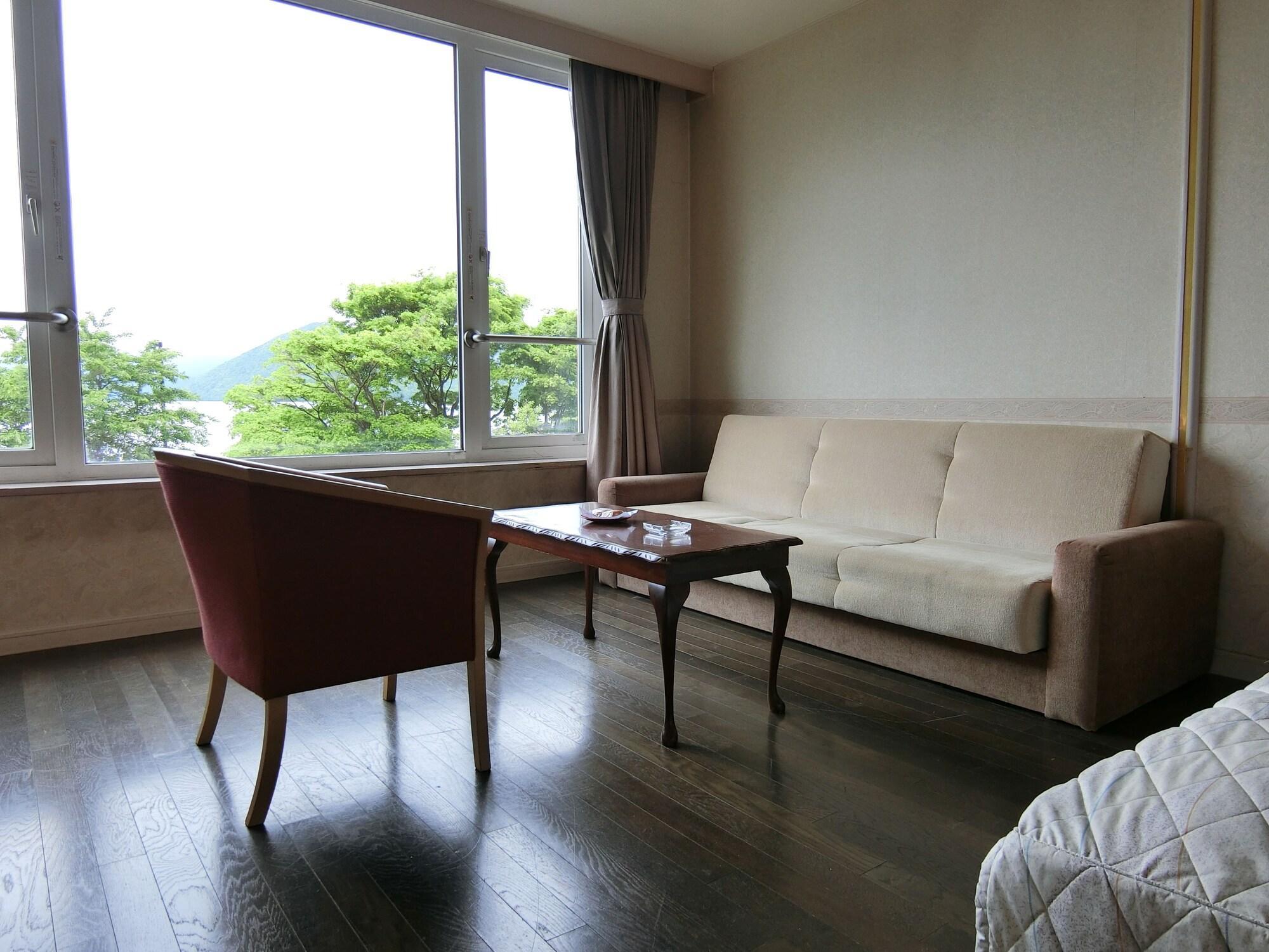 Ryokan Manseikaku Lakeside Terrace