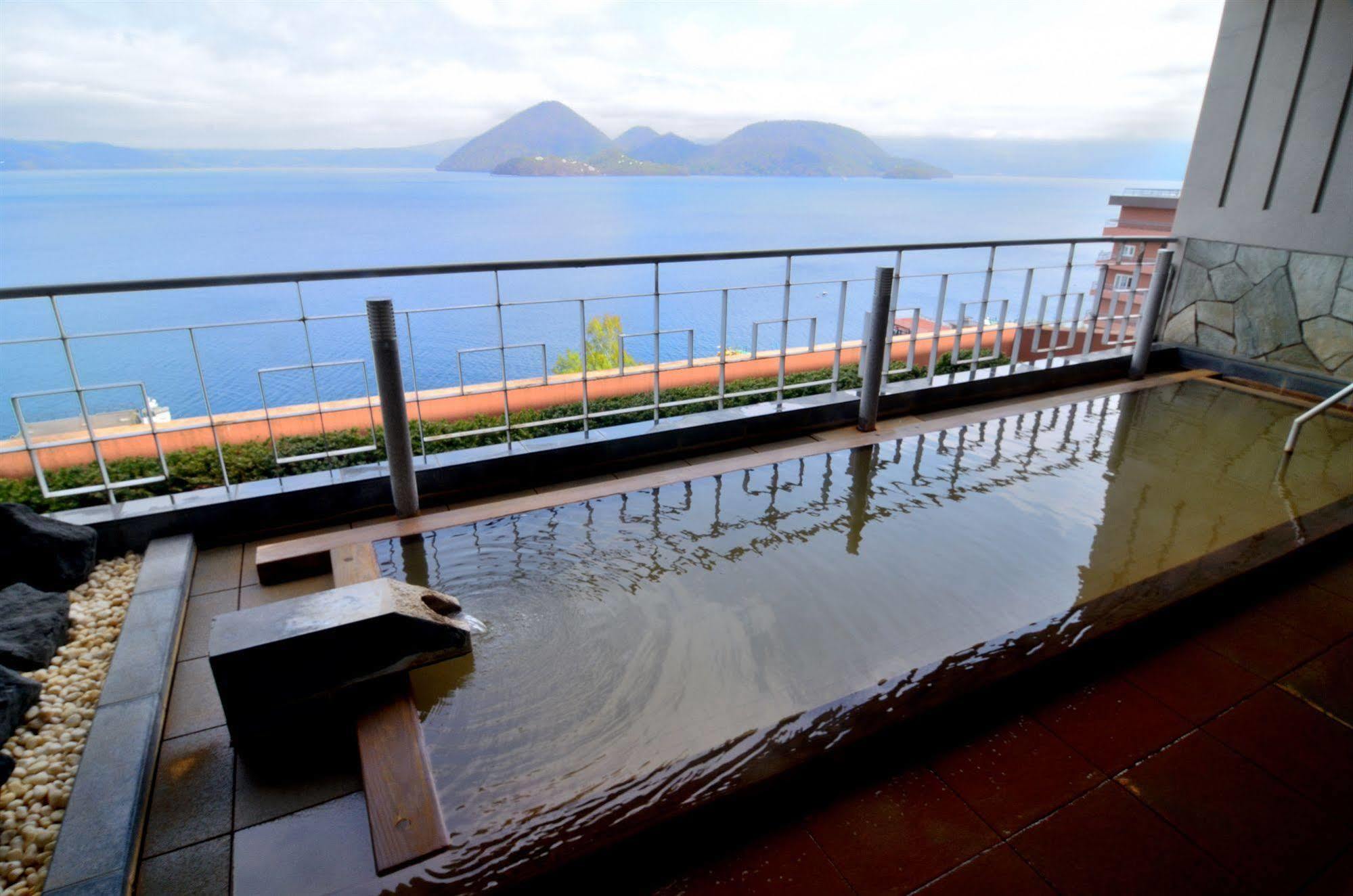 Ryokan Manseikaku Lakeside Terrace